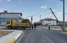Bor’da kamyon telefon direklerine çarptı