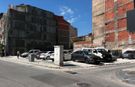 Deprem sonrası yıkılan binanın arsası geçici otopark oldu