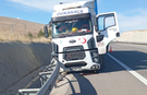 Niğde-Pozantı Otoyolu’nda çekici bariyerlere çarptı