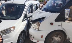 Niğde’de hafif ticari araç ile minibüs çarpıştı! Yaralı var