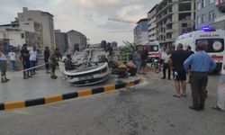 Bariyerlere çarpıp takla atan otomobilde 2 genç öldü