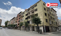 Niğde'de ağır hasarlı bina yıkılıyor