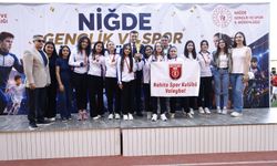 Nahitaspor’un kız voleybol takımlarından çifte başarı