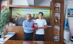 Başkan Ramazan Oya genç yazarı ödüllendirdi