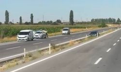 Niğde-Altunhisar yolunda otomobil orta refüje düştü