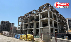 Niğde'de bir inşaatın üçüncü katında çalışan işçi aşağı düştü