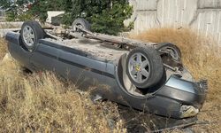 Niğde'de üst geçitten düşen otomobil hurdaya döndü