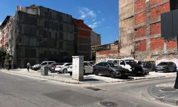Deprem sonrası yıkılan binanın arsası geçici otopark oldu