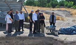 Vali Akmeşe Kınık Höyük kazı alanında incelemelerde bulundu