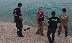 Serinlemek için baraja giren genç boğularak can verdi