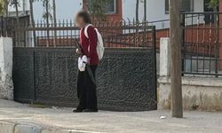 Okul kapısında eli silahlı öğrenci dikkat çekti