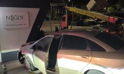 Niğde’de freni boşalan araç bankamatiklere çarptı