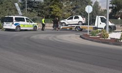 Karayolları önünde araç refüje çıktı