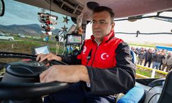 Vali Akmeşe Altunhisar'da patates hasadına katıldı