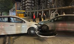 Niğde’de otomobil önce direğe, sonra araca çarptı