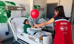 Hastanede tedavi gören miniklere "İyilik Balonu" sürprizi