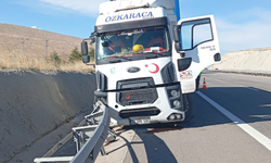 Niğde-Pozantı Otoyolu’nda çekici bariyerlere çarptı
