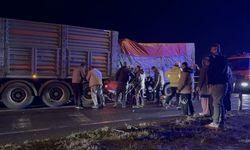 Niğde'de kamyonet tıra çarptı! Yaralı var