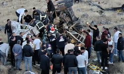 Niğde’de vinç şarampole devrildi