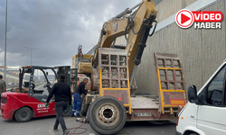 Niğde'de iş makinesi yüklü tır alt geçide sıkıştı