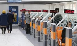 Binlerce öğrenci nüfus müdürlüklerine akın etti