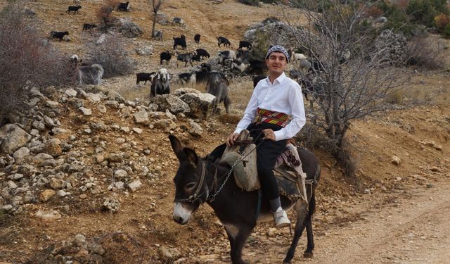 18 yaşındaki Yusuf söylediği manilerle ilgi odağı oldu   