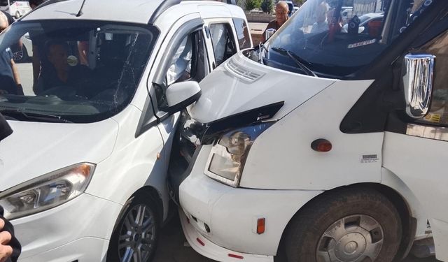 Niğde’de hafif ticari araç ile minibüs çarpıştı! Yaralı var