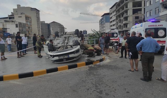 Bariyerlere çarpıp takla atan otomobilde 2 genç öldü