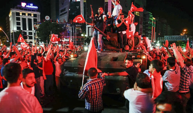 Türkiye'yi değiştiren gecenin üzerinden 10 yıl geçti