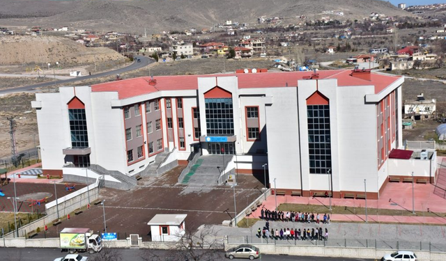 Abdulhamit Han Ortaokulu'ndan hem sosyal hem akademik başarı
