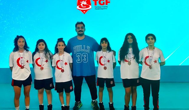 Minik Kadınlar Güreş Türkiye Şampiyonası'nda Niğde rüzgarı