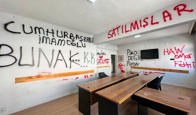 CHP Niğde Örgütünde Görevden Alma Depremi! Parti Binasının Duvarlarına O İsimlerin Yazıları Yazıldı