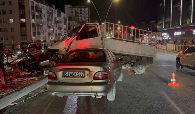 Niğde'de trafik kazası! Çok sayıda yaralı var