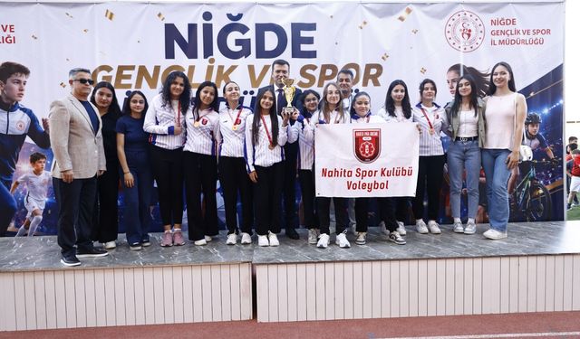 Nahitaspor’un kız voleybol takımlarından çifte başarı