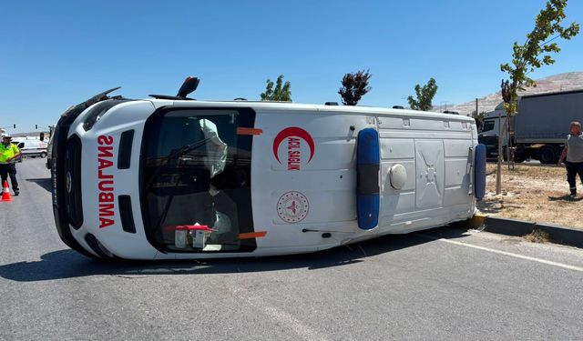 Niğde'de ambulans devrildi yaralılar var !