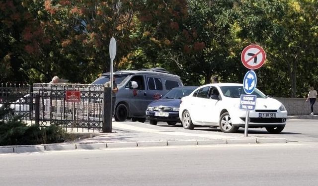 Niğde merkez’de zincirleme trafik kazası: 3 araç birbirine girdi