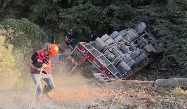 Şarampole devrilen tır sürücüye mezarlık oldu