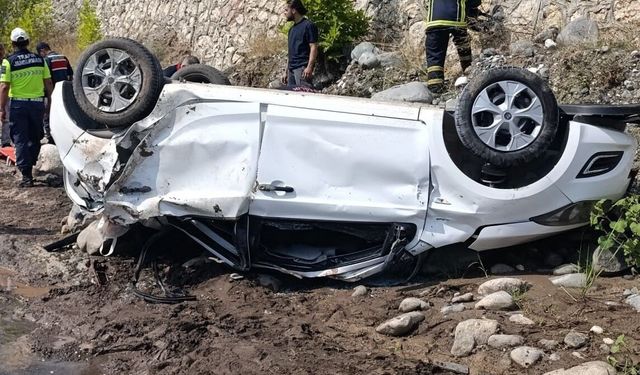 Dereye yuvarlanan otomobilde 2 kadın hayatını kaybetti