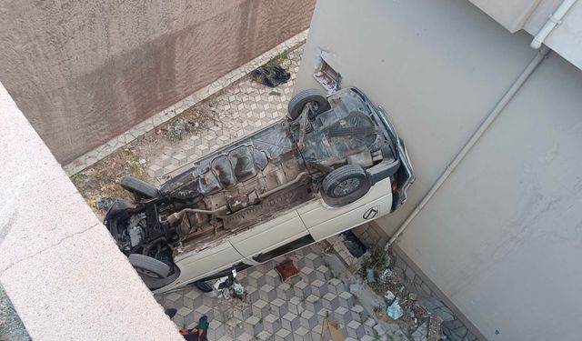 Niğde'de ticari araç duvardan aşağı yuvarlandı