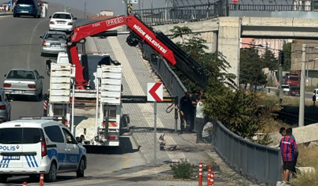 Köprüdeki çalışma sırasında çıkan yangın paniğe yol açtı