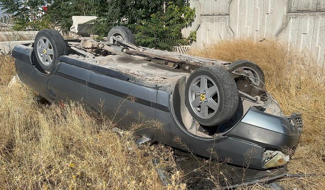 Niğde'de üst geçitten düşen otomobil hurdaya döndü