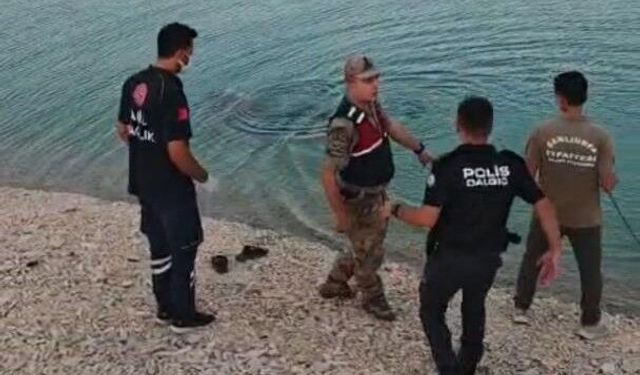 Serinlemek için baraja giren genç boğularak can verdi