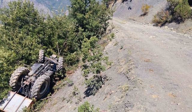 Şarampole devrilen traktör can aldı! Ölü ve yaralılar var
