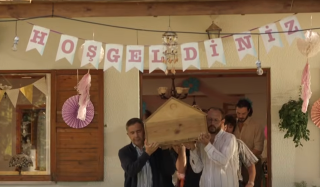 Cenazemize Hoş Geldiniz Filmi Nerede Çekildi? Konusu ve Oyuncu Kadrosu