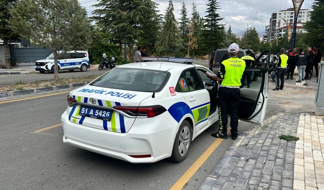 Niğde'de dur ihtarına uymayan araç ekipleri alarma geçirdi