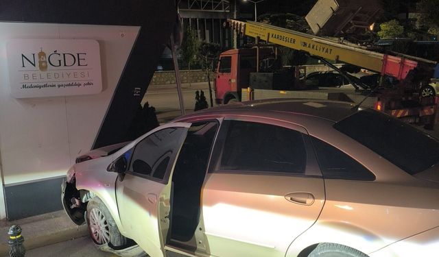Niğde’de freni boşalan araç bankamatiklere çarptı