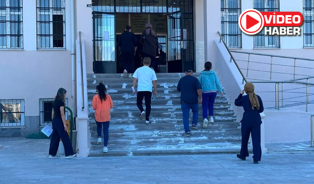 Niğde’de KPSS heyecanı! Adaylar içeride, aileler dışarıda ter döktü
