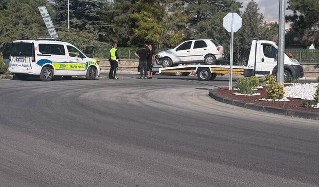 Karayolları önünde araç refüje çıktı