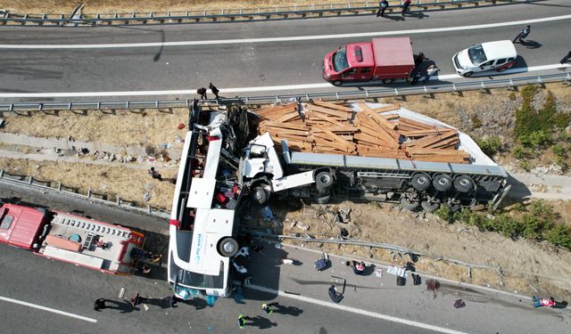 Katliam gibi kaza 11 kişi hayatını kaybetti