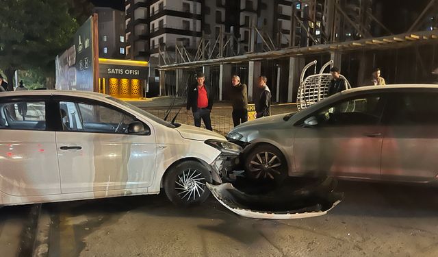 Niğde’de otomobil önce direğe, sonra araca çarptı